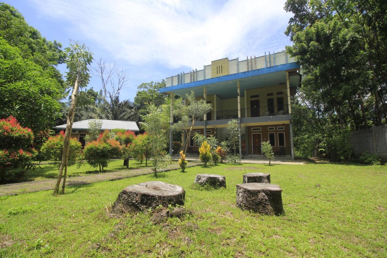 Tangkoko Lodge Bitung Buitenkant foto